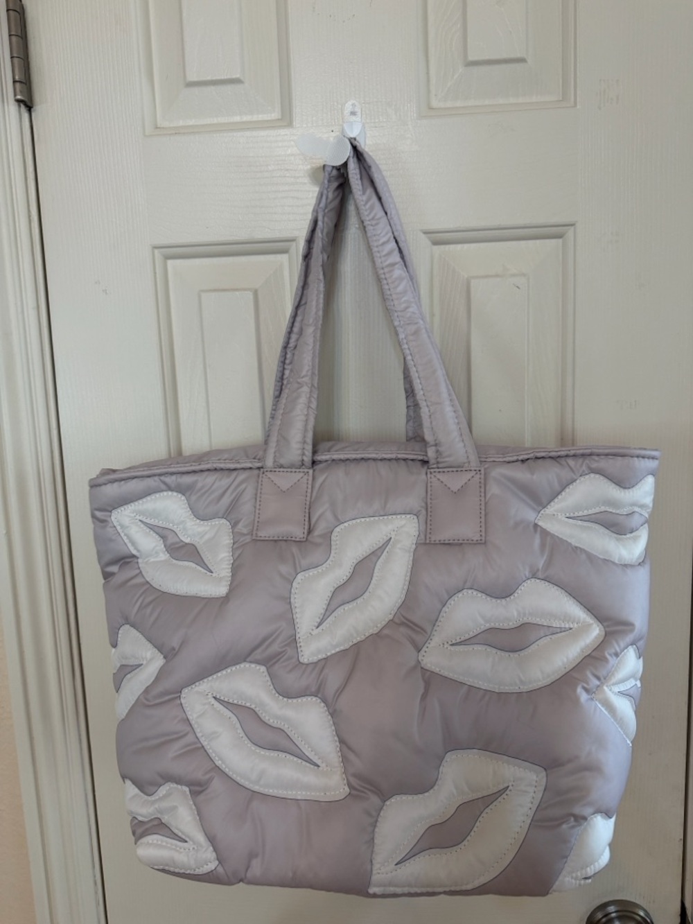🦊💋🦊 Wildfox Lips Quilted Tote Silver  with White Lip Appliqués 🦊💋🦊 NWT 🦊💋🦊 - Picture 12 of 16